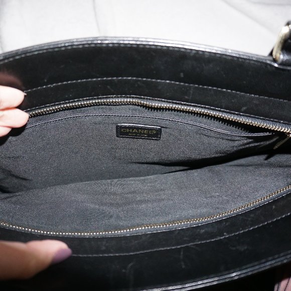 CHANEL Chocolate Bar CC Handbag - Picture 11 of 17